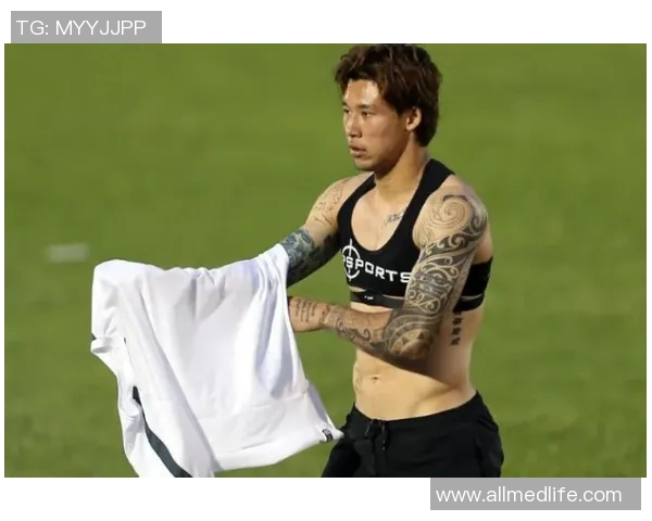 足球明星身上的纹身艺术女性欣赏与解读